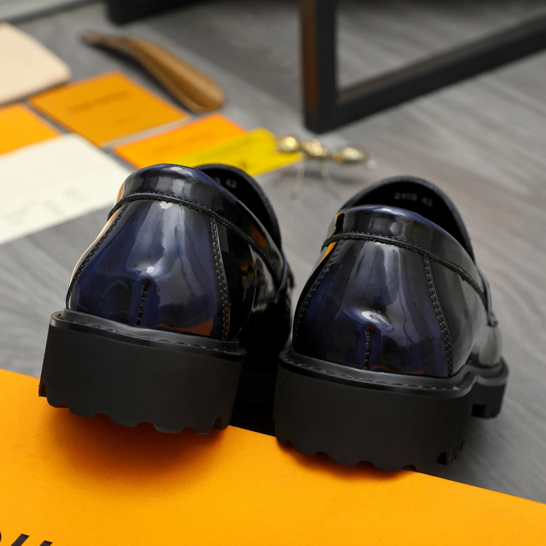 Men's shoes 💰p480 Product trademark: LV (Louis Vuitton) business slip-on leather shoes Regular size: 38-45 (45 is custom-made and non-returnable) Product materials: Selected high-quality color-brushed cowhide upper, cowhide lining, original rubber outsole